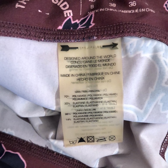 The UpSide Floral Crop/Capri Leggings in Maroon, size 6 - Picture 7 of 11
